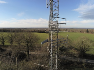 Prise de vue d'antenne montrant des signes de corrosion et default connexion